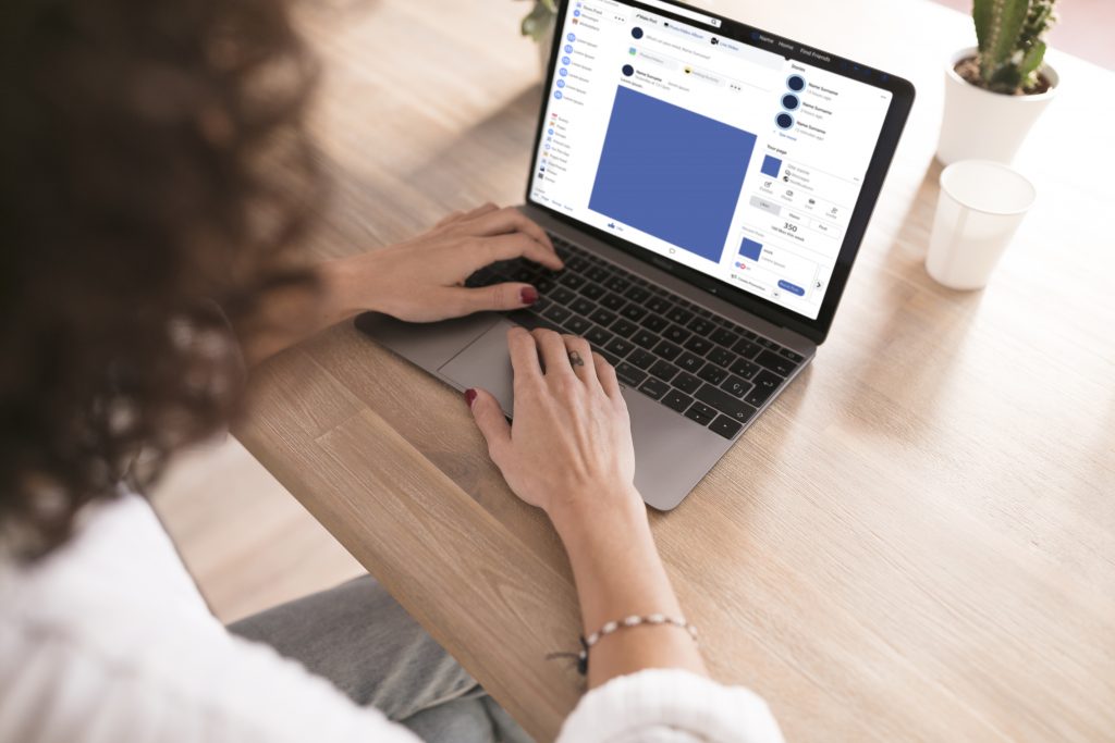 chica-con-ordenador-portatil-1024x683 Agencia de Facebook Ads en Barcelona
